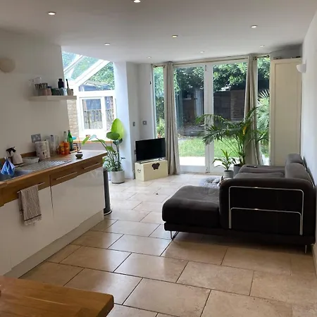Modern, Spacious 1 Bedroom Garden Flat Sw18